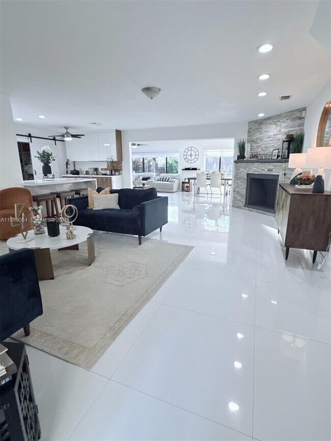 Building Photo - 9495 Dominican Dr