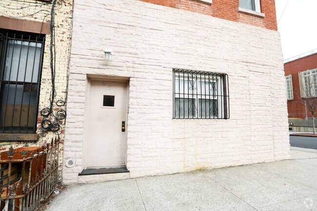 Building Photo - 654 Henry St