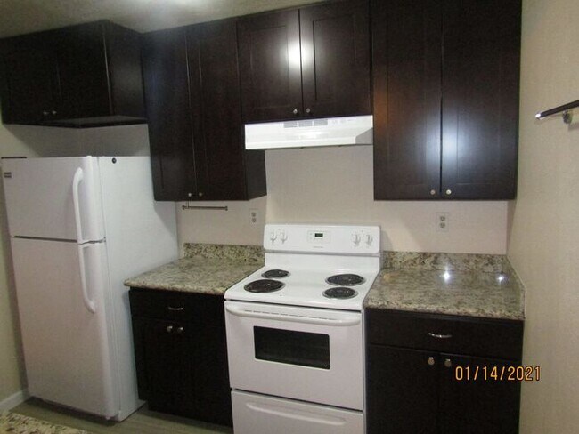 Foto del edificio - 6627 Meadow Pines Ave