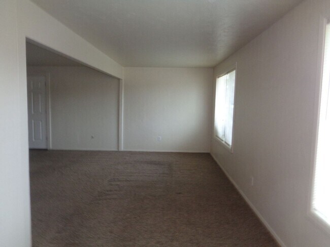 Foto del edificio - Large Two Bedroom Conveniently located Amenities!