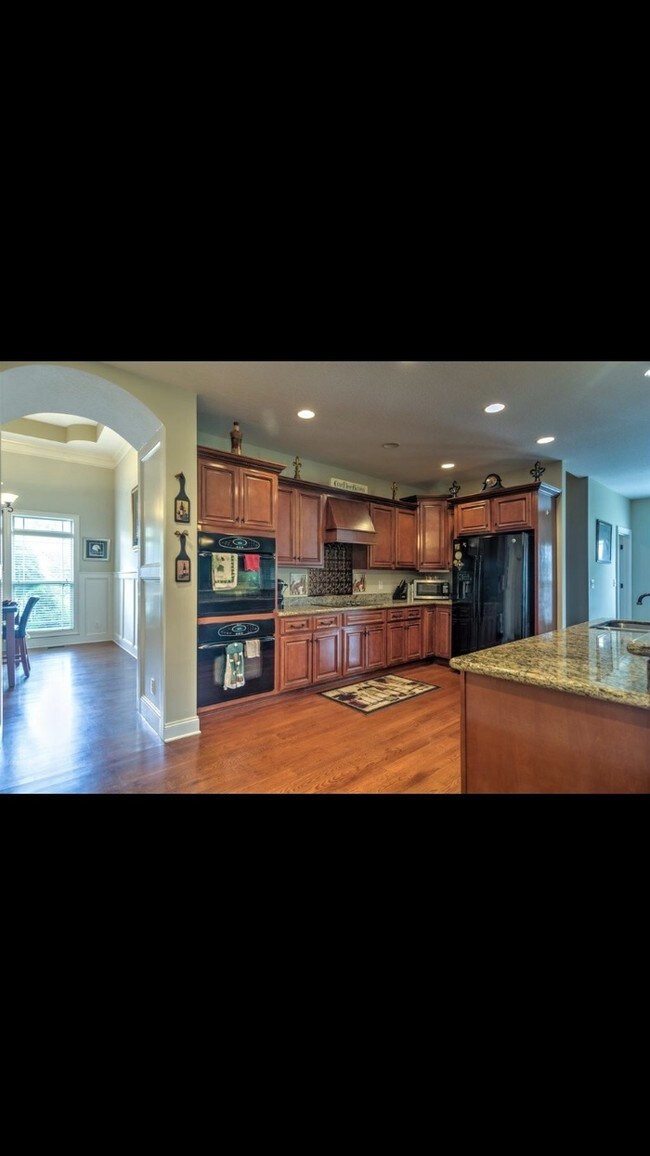 Building Photo - Beautiful executive home