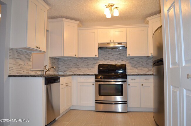 Building Photo - 126 Tulip Ln