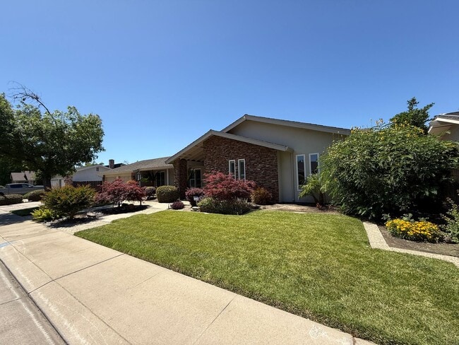 Building Photo - Custom home in desirable Eastridge neighbo...