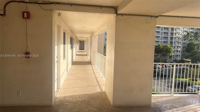 Building Photo - 2901 S Palm Aire Dr