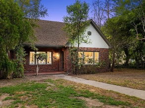 Building Photo - 1694 Oakwood St