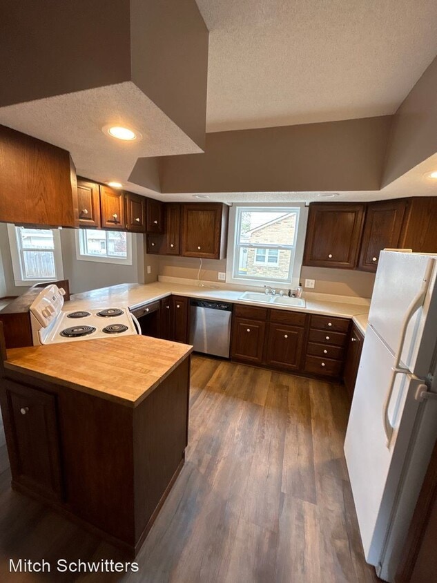 Primary Photo - 4 br, 2.5 bath House - 811 4th St. Down