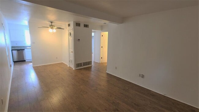Building Photo - 2021 Bluebonnet Ln