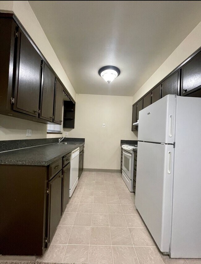 Foto del edificio - Montavilla 1 Bedroom Main Floor Apartment w/ A/C and Off Street Parking~ PETS WELCOME! 95 Walkscore!