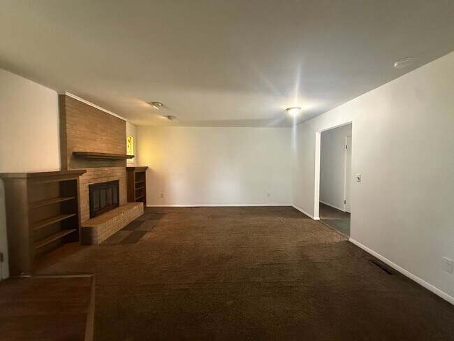 Foto del edificio - LOCATION! Check out this spacious 3 bedroom with 2.5 baths!