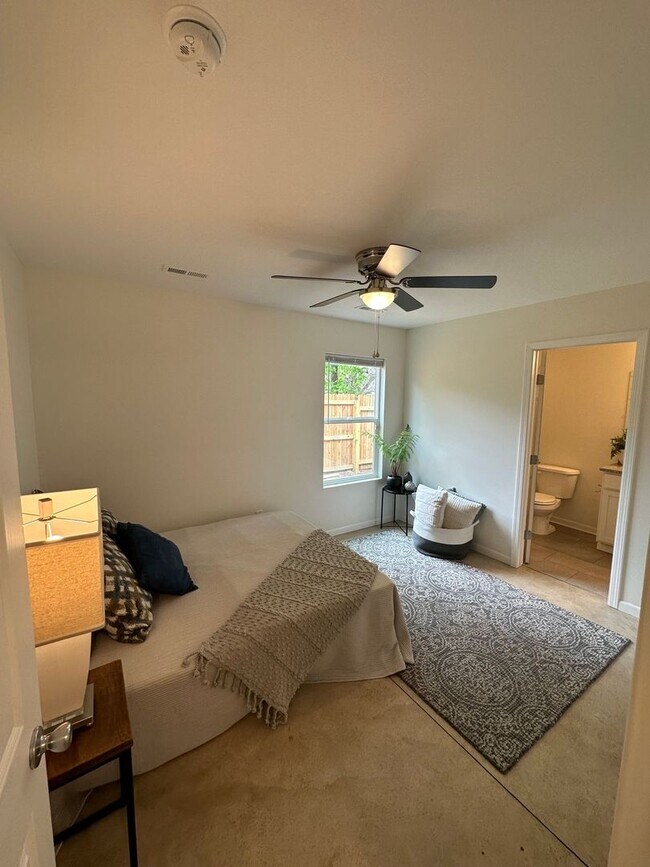 Building Photo - Updated  DUPLEX with Garage