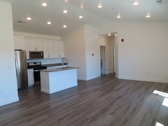 Building Photo - 163 E 550 N