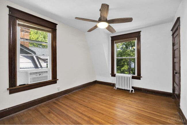 Foto del edificio - 3033 Marshall Ave