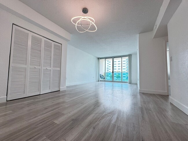 Building Photo - 7501 E Treasure Dr