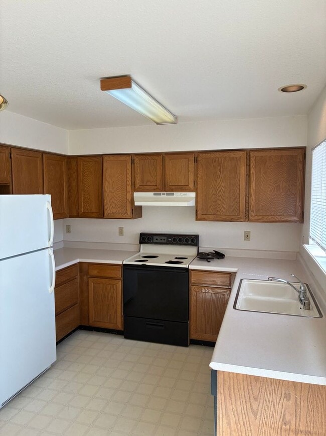 Building Photo - 2 Bed 1.5 Bath Townhouse End Unit in North Central Loveland