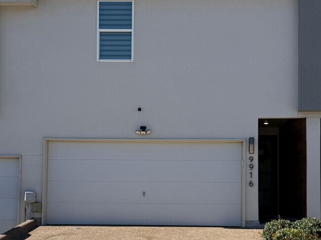 Foto del edificio - 9916 Kaspar Dr