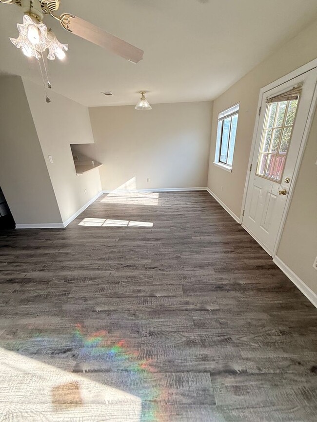 Foto del edificio - 1319 Airport Dr