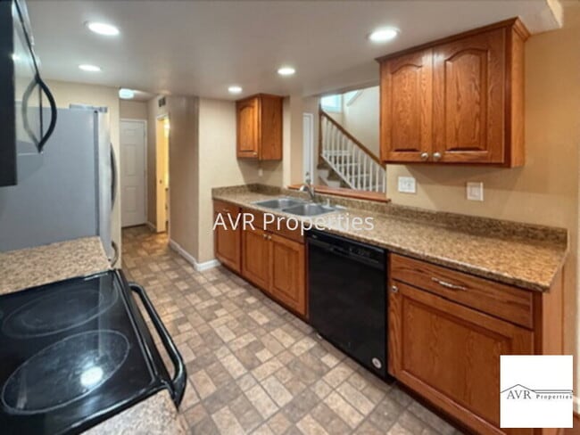 Building Photo - Upgraded Livermore townhome with lots of natural light!