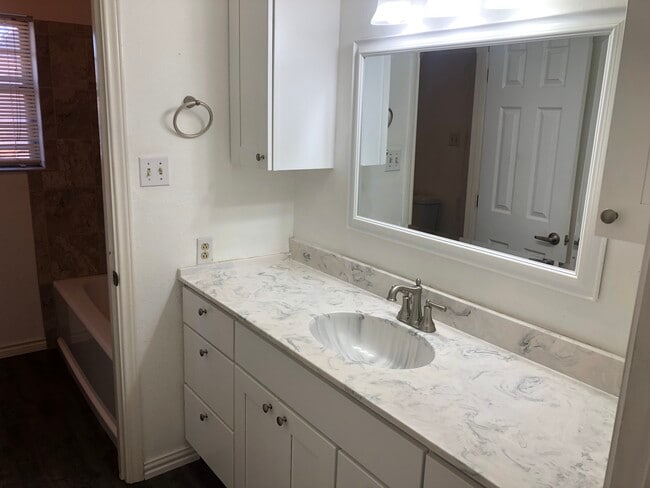 Foto del edificio - 2110 Quail Run