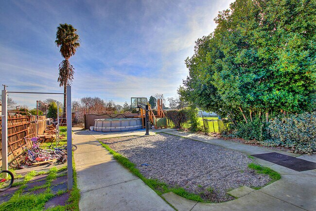 Building Photo - 701 Pecan St