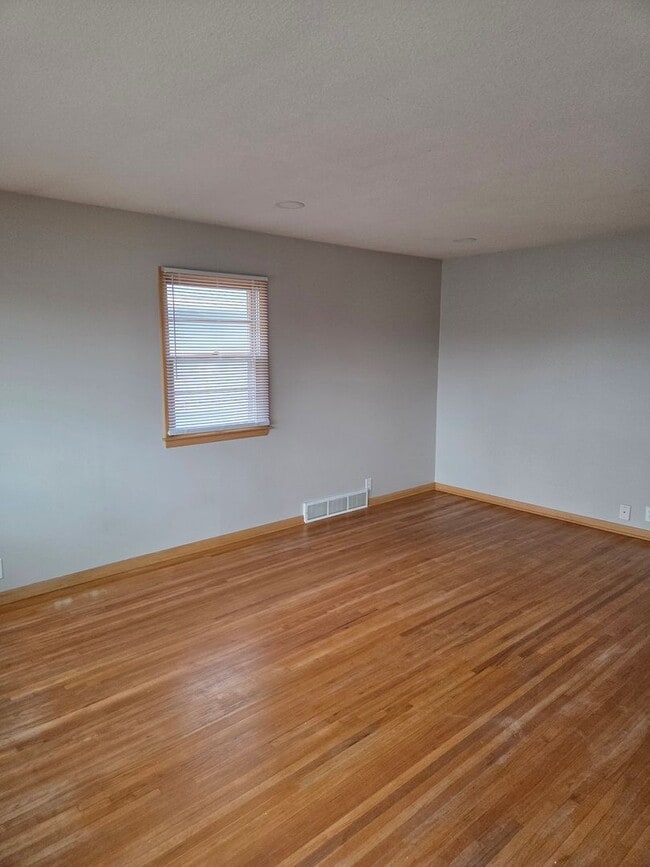 Foto del edificio - 3 bed 1.5 bath, 1 car garage, with fenced in backyard, newly remodeled!