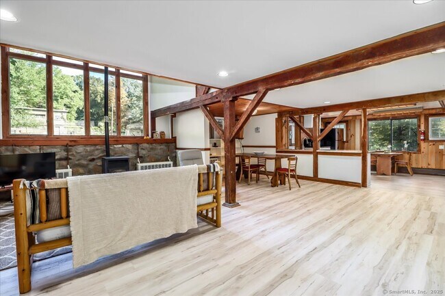 Foto del edificio - 155 Squash Hollow Rd