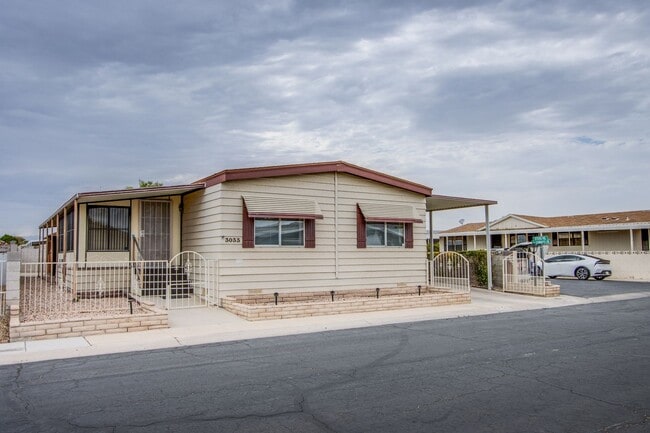 Building Photo - 55+ community 2 bed 2 bath