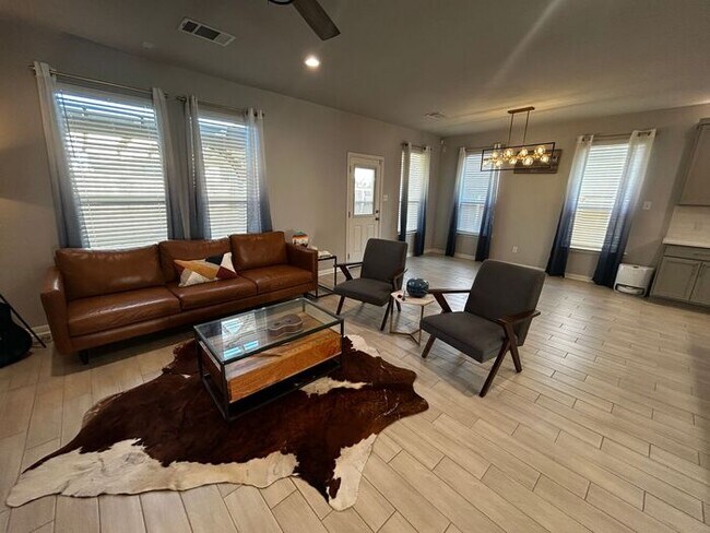 Foto del edificio - 3BR/2BA single-family home with fenced yard and attached garage in Jarrell, TX.