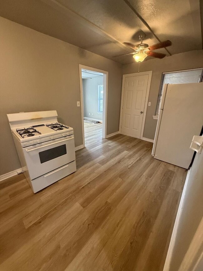 Building Photo - 1 Bed 1 Bath Duplex For Lease Now!