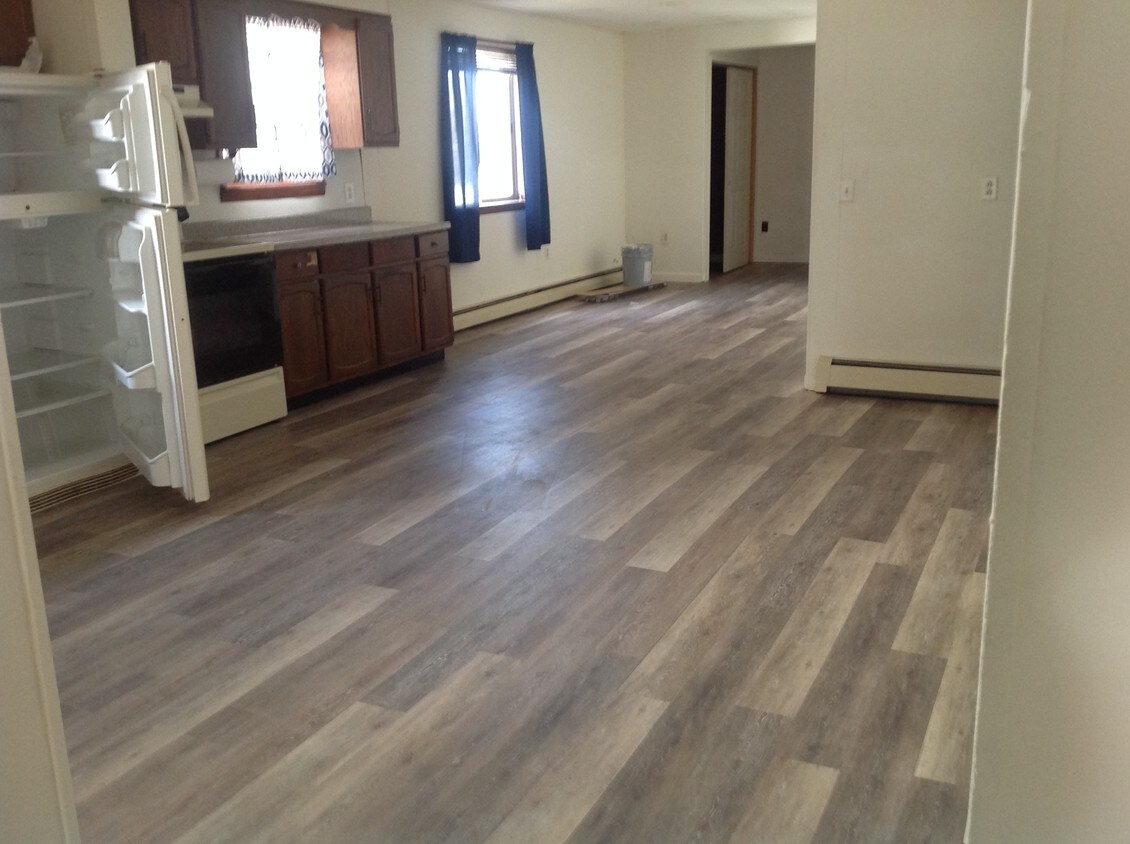 Kitchen/dining - 218 N 3rd Ave