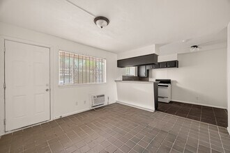 Building Photo - 2712 Oakcliff St