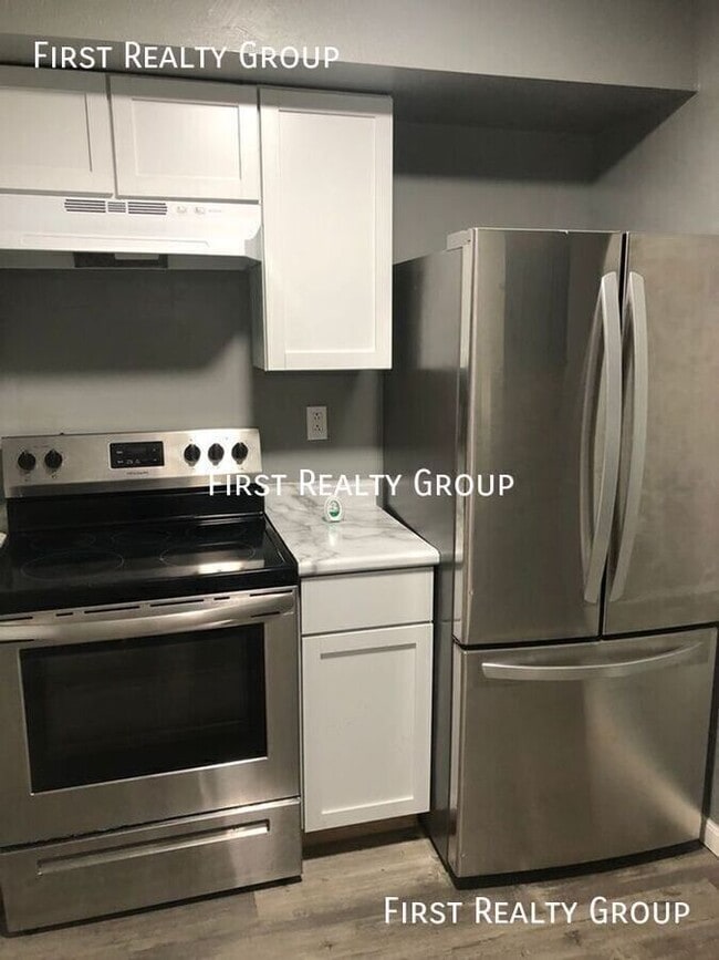 Building Photo - 2 Bedroom, 1 Bath Apartment, Move in Ready...