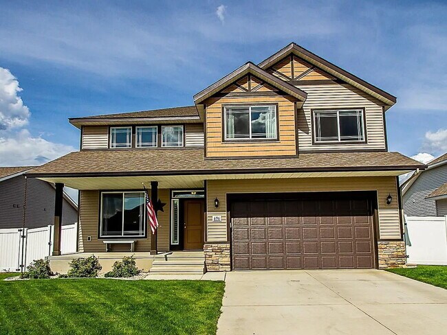 Foto del edificio - Beautiful 4BR, 2.5BTH, 3-Story Home in Post Falls