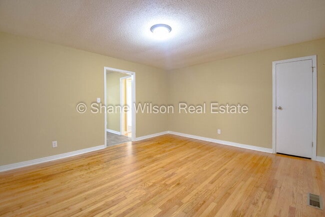 Building Photo - 804 Henderson Ave