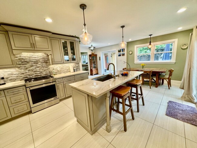 Building Photo - 4670 Sherbourne Dr