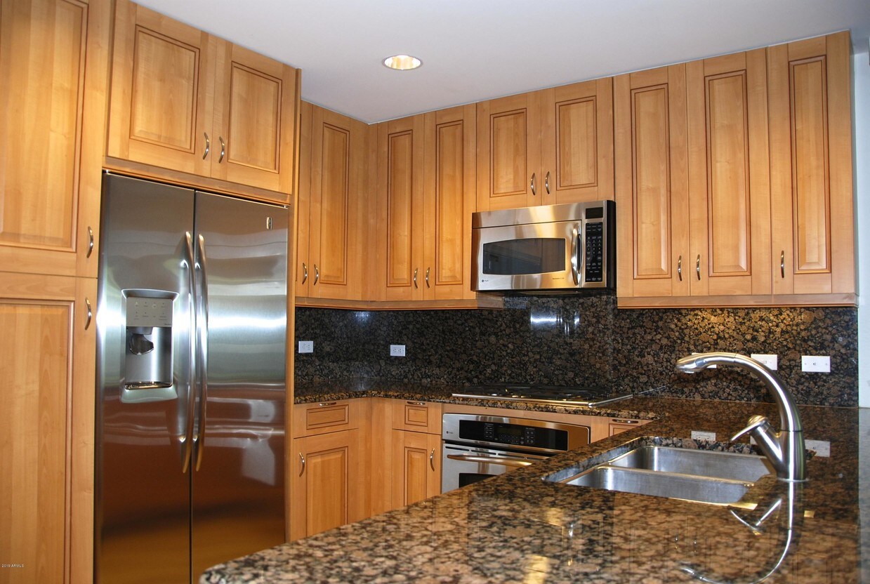 Primary Photo - 7137 E Rancho Vista Dr
