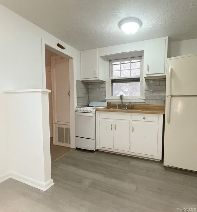 Foto del edificio - 27 Middle Line Ave