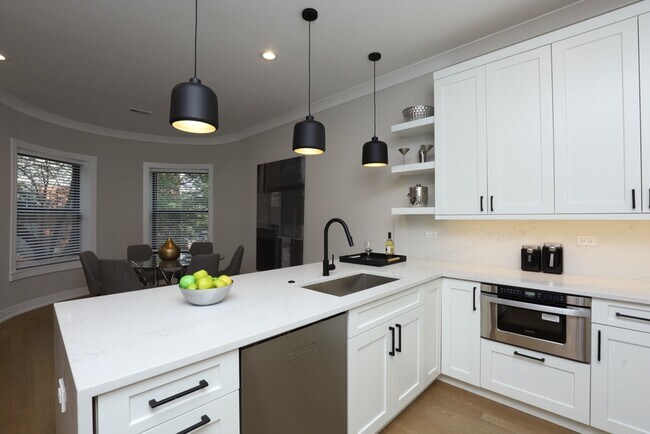 Building Photo - 2244 N Kenmore Ave