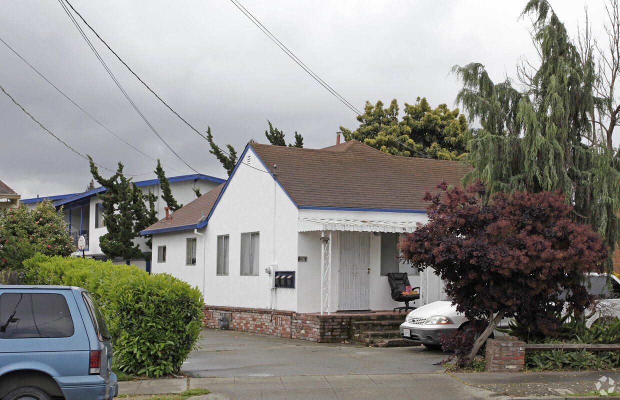 Building Photo - 421-423A Meek Ave