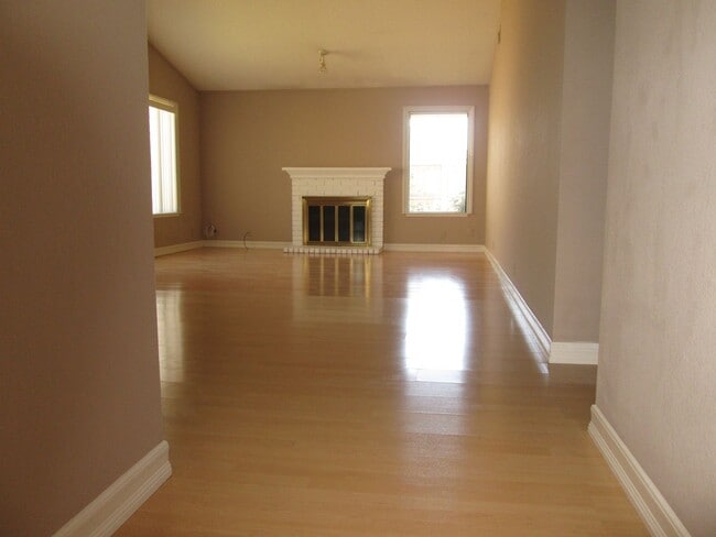 Building Photo - 927 Lobelia Ln