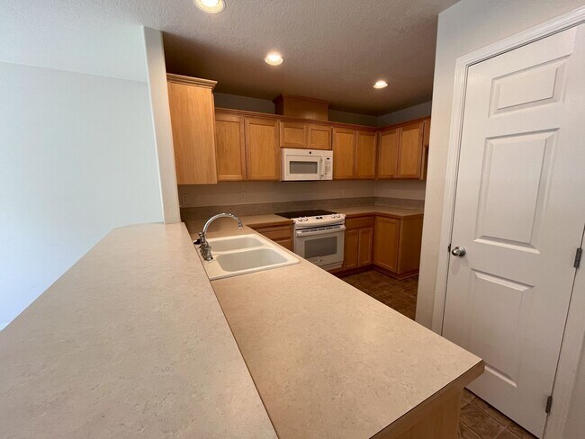 Foto del edificio - Welcome to this charming 3-bedroom, 3-bathroom home in Forest Grove!