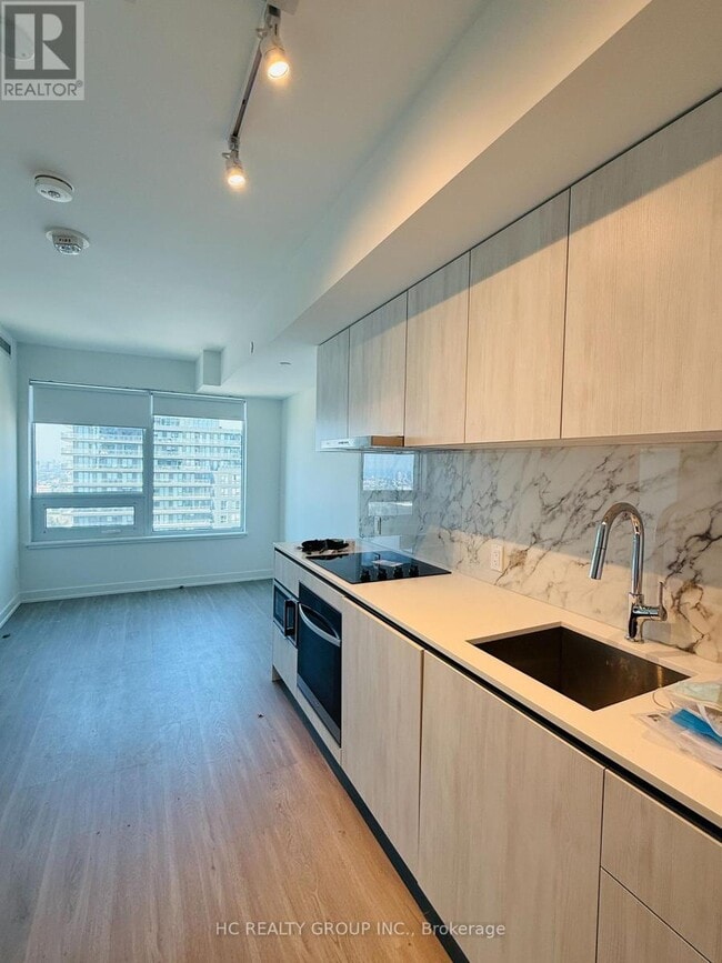 Photo du bâtiment - 8-4708 Wellesley St W