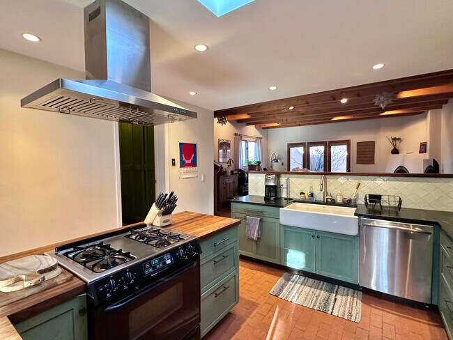 Building Photo - 424 Camino del Monte Sol