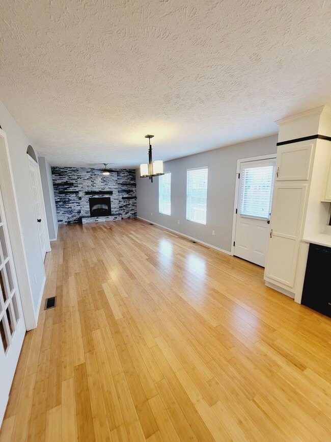 Building Photo - Bent Tree Subdivision - 4 BR - 2 Living Areas - 3 Car