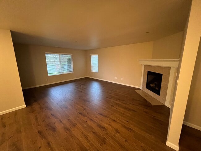 Building Photo - 3 Bedroom DuPont Home with Loft