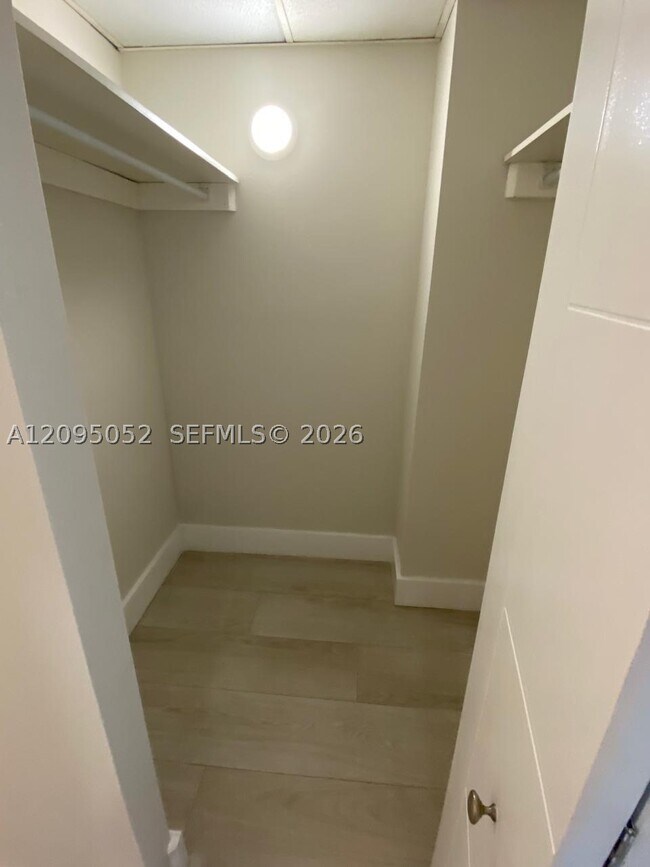 Building Photo - 500 Bayview 621