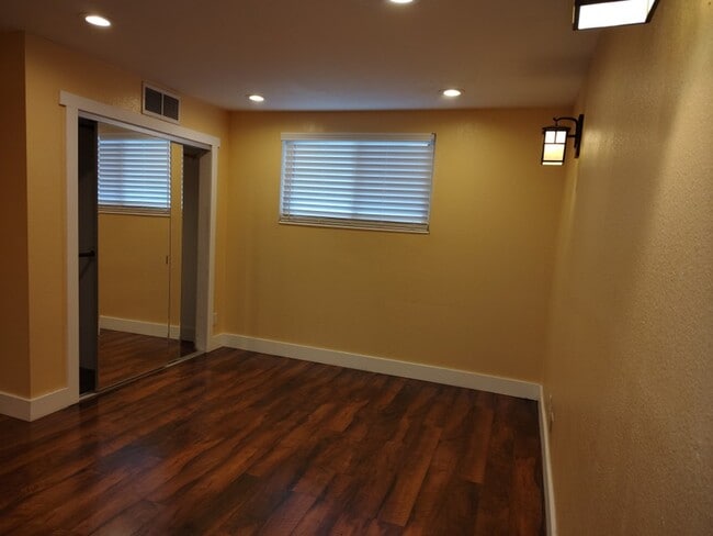 Foto del edificio - 1156 S Foothill Dr