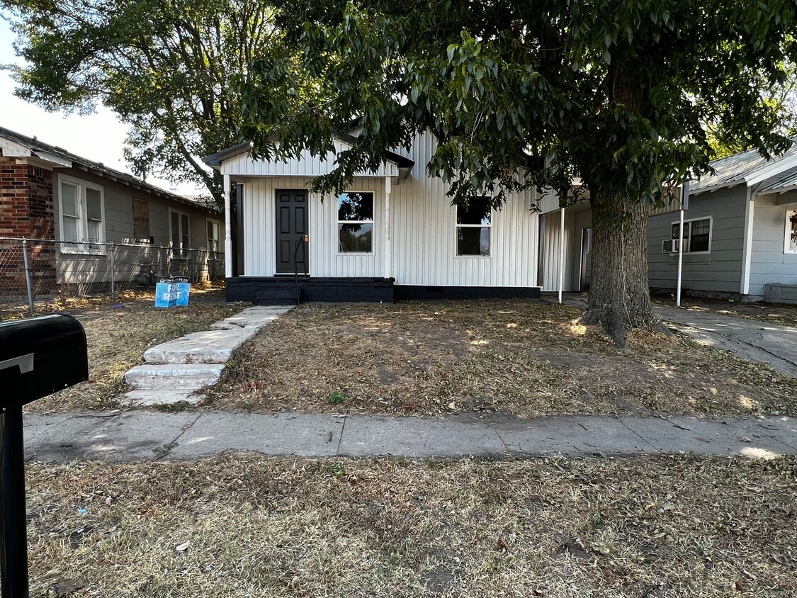 Foto principal - 2 Bedroom 1 Bath Remodeled Farmhouse for Rent