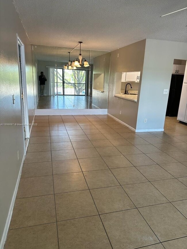 Foto del edificio - 8215 Sun Spring Cir