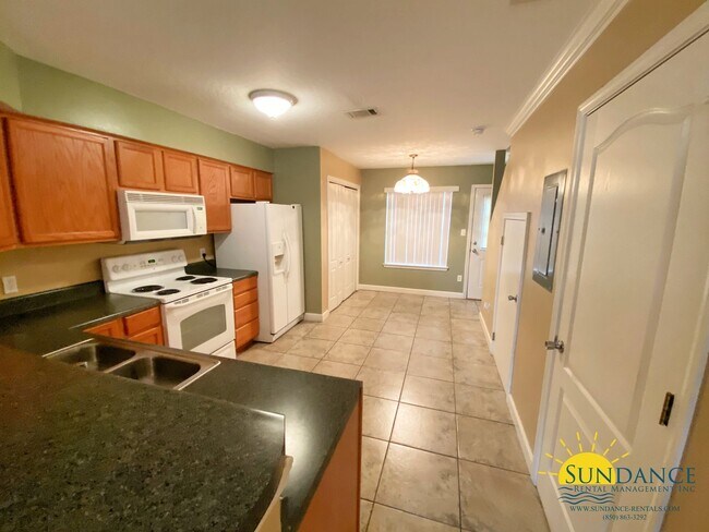 Building Photo - Great 2 Bedroom Townhouse In Niceville