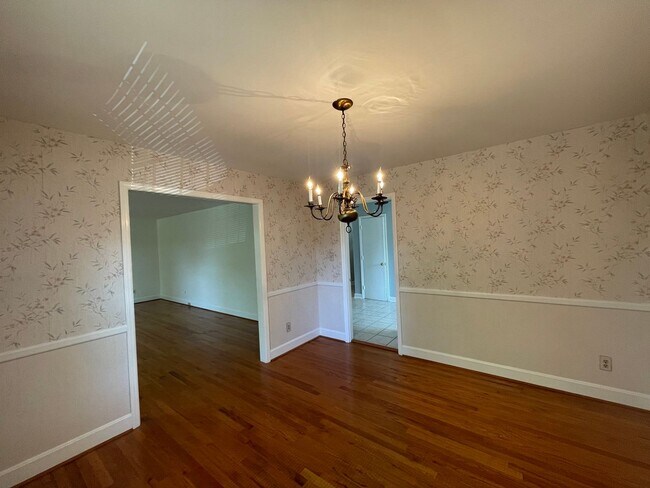 Foto del edificio - 7327 Meadowdale Ln